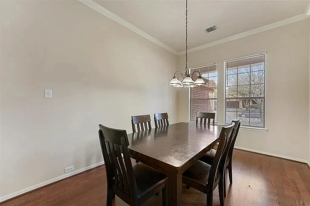 3 bed, 2030 sqft, $2,100 — Photo 2