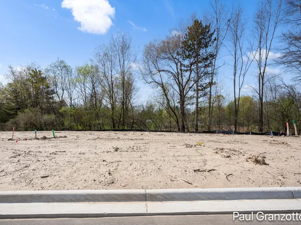 3060 Creek Dr SE, Grand Rapids, MI 49512