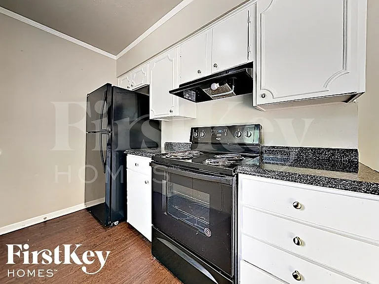 430 Kelly Ct — Photo 4