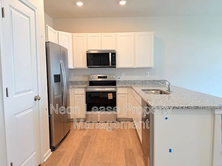 529 Colette St — Photo 5