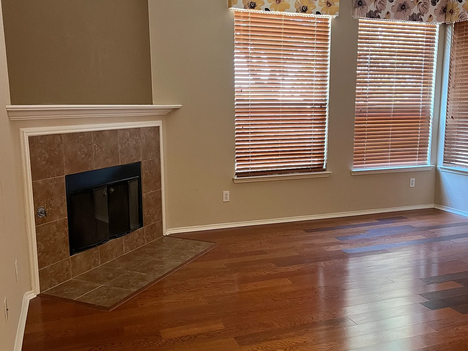 4 bed, 2400 sqft, $3,100 — Photo 4