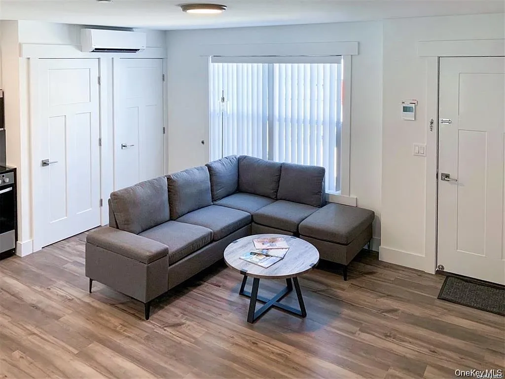 1 bed, 1.0 bath, 650 sqft, $2,300 — Photo 3