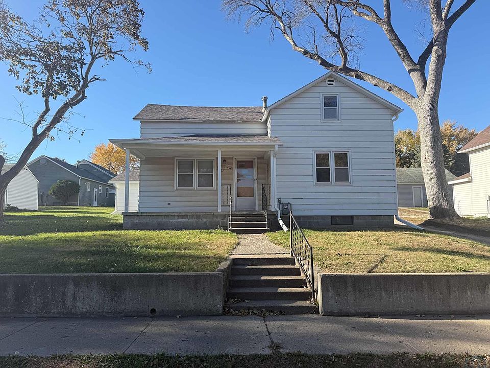 1st image of 704 3rd Ave