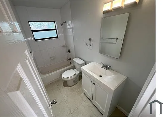 325 NW 15th St #7 — Photo 11