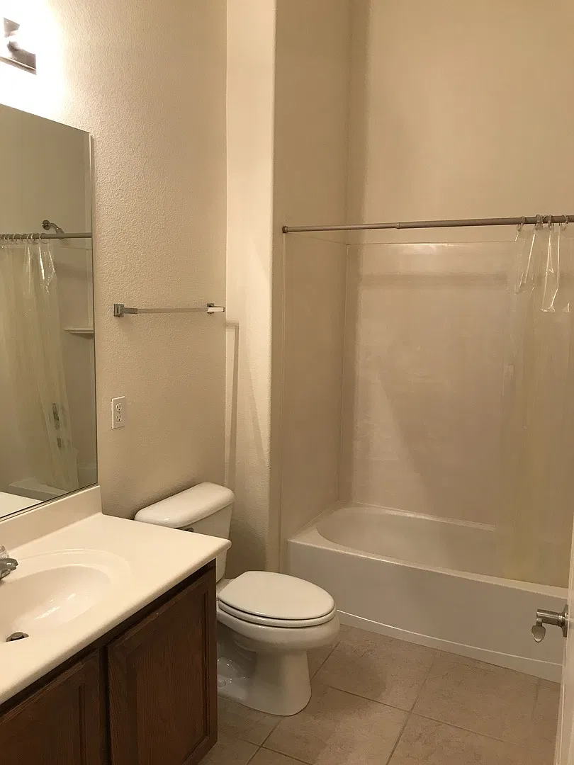Great 2 bedroom condo Blue Diamond/Durango 1500/mo — Photo 3