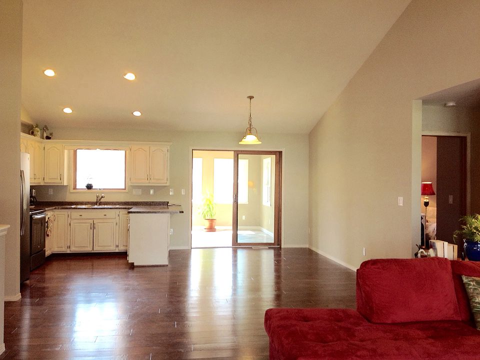  Main Floor Living/dining/kitchen