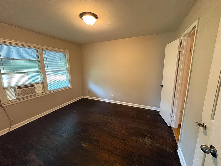 2449-2451 S Ellis St #2449 — Photo 5