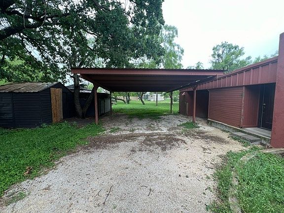 3rd image of 817 Tanglewood Dr