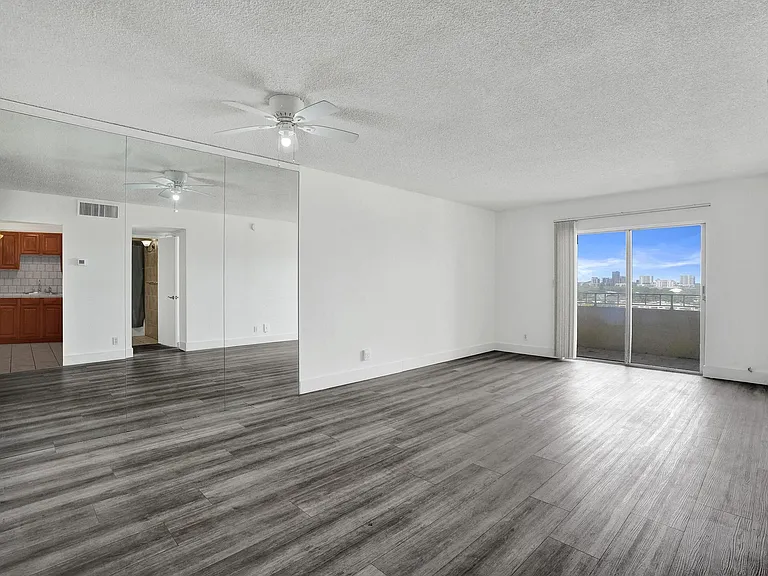 900 NE 18th Ave #1004 — Photo 9