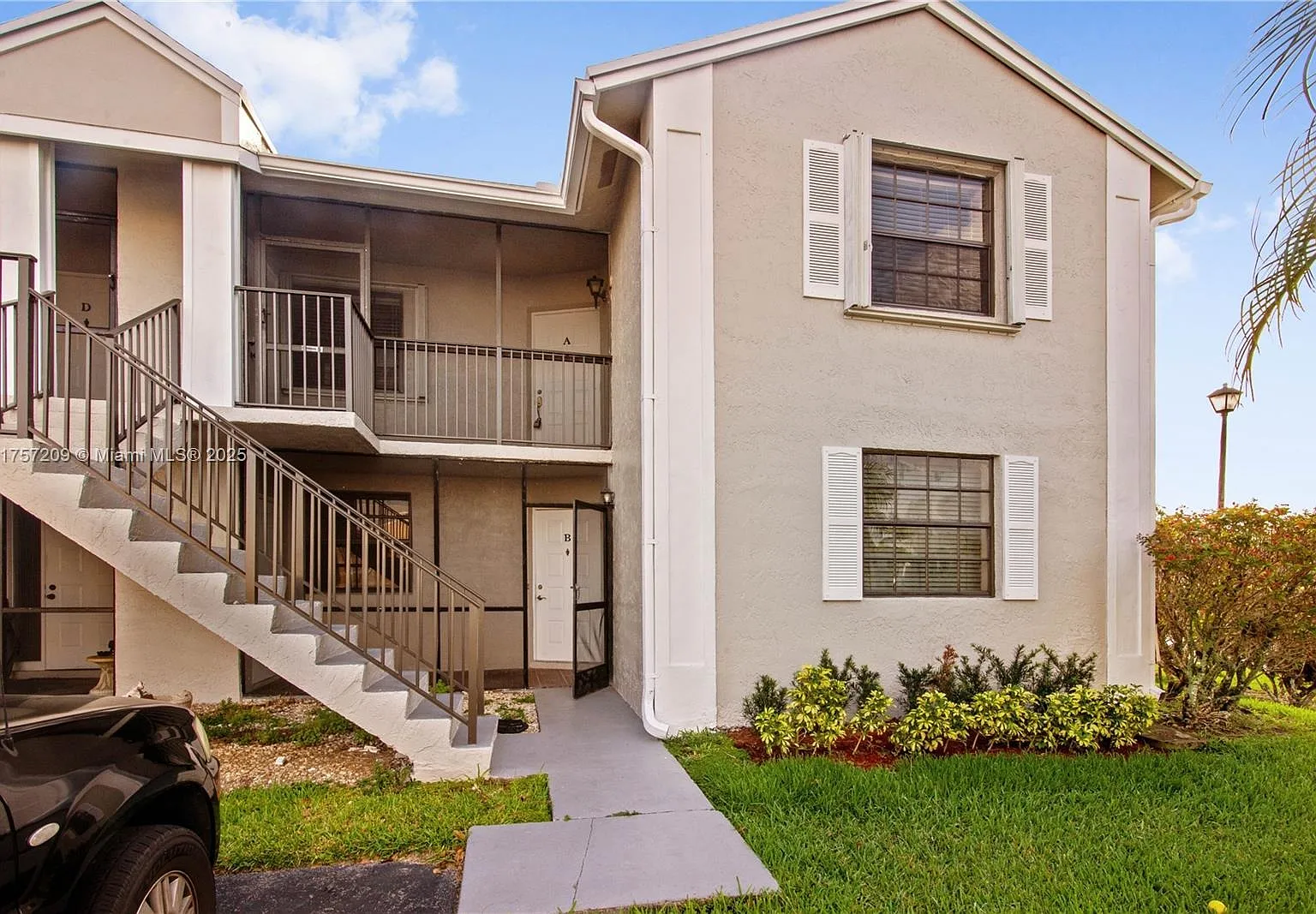 3 bed, 970 sqft, $2,200 — Photo 1