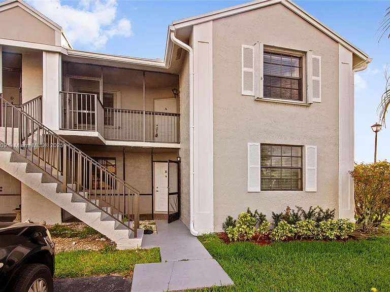 1197 Washington Cir #1197A — Photo 1