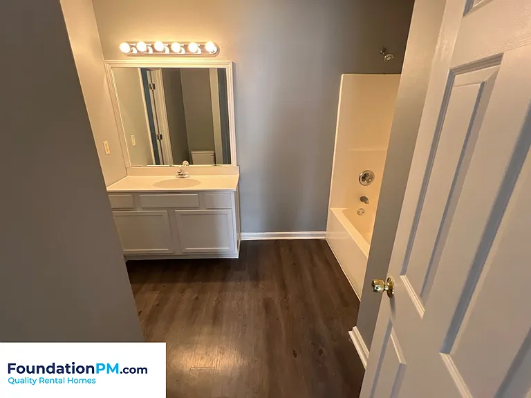 4529 Longtree Ave — Photo 14