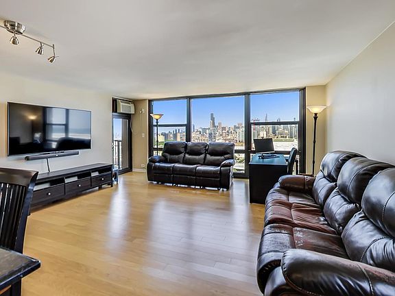 3rd image of 2605 S Indiana Ave Unit 2205