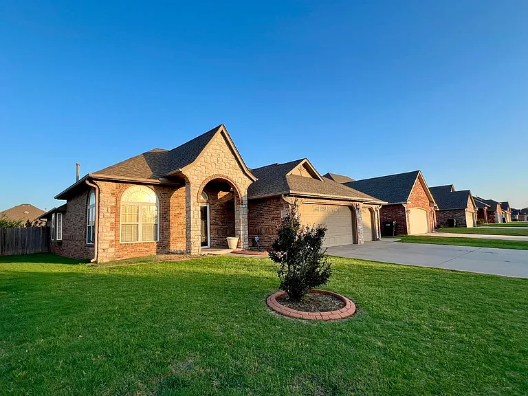 1701 Dorothy Dr — Photo 2
