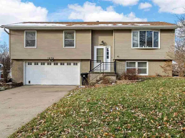1476 Valley View Dr, Coralville, IA 52241
