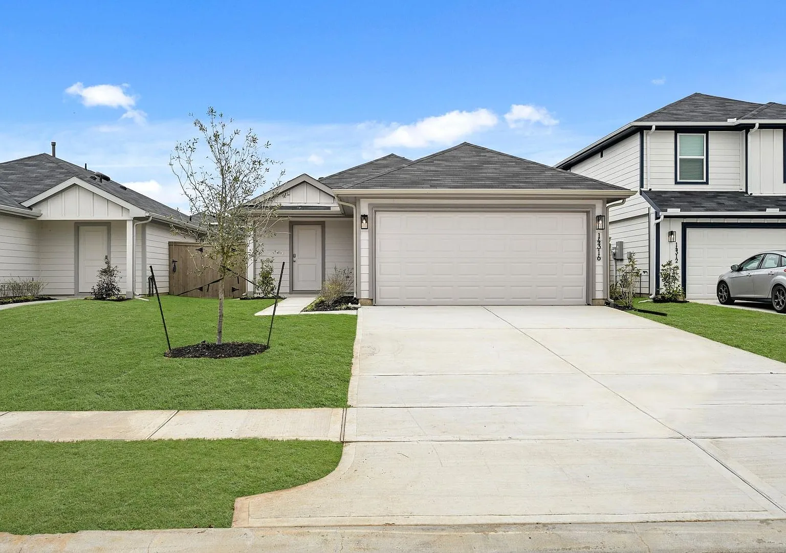 Excellent Location! Wonderful Open Concept Interior Layout + Great Split Plan Design! Island Kitc... — Photo 2