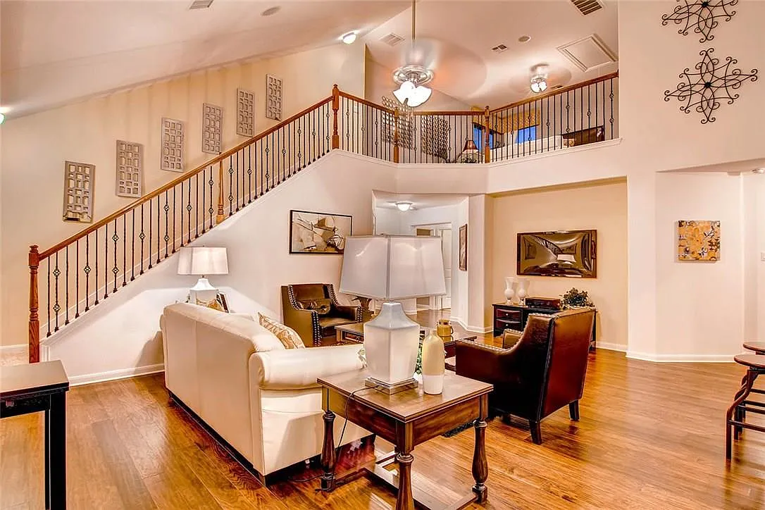 4 bed, 3.0 bath, 2345 sqft, $2,370 — Photo 4