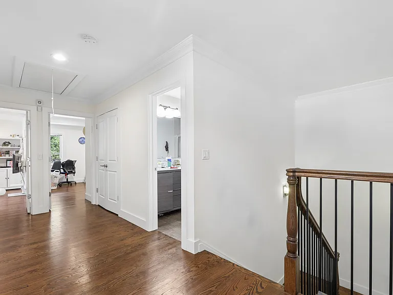 294-296 Tenafly Rd — Photo 22