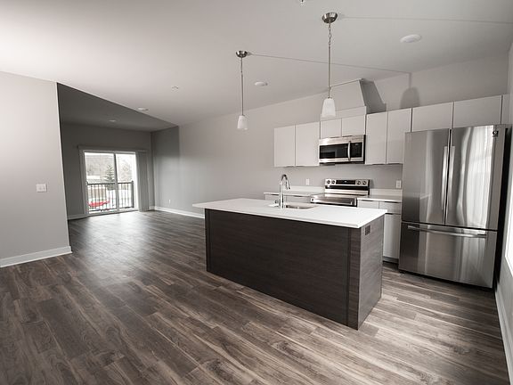 3rd image of 667 Hastings Ave #201