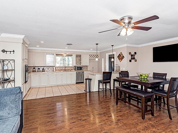 4th image of 1050 Landwood Dr