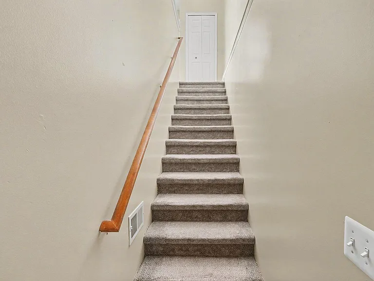 212 Commons Ct — Photo 3