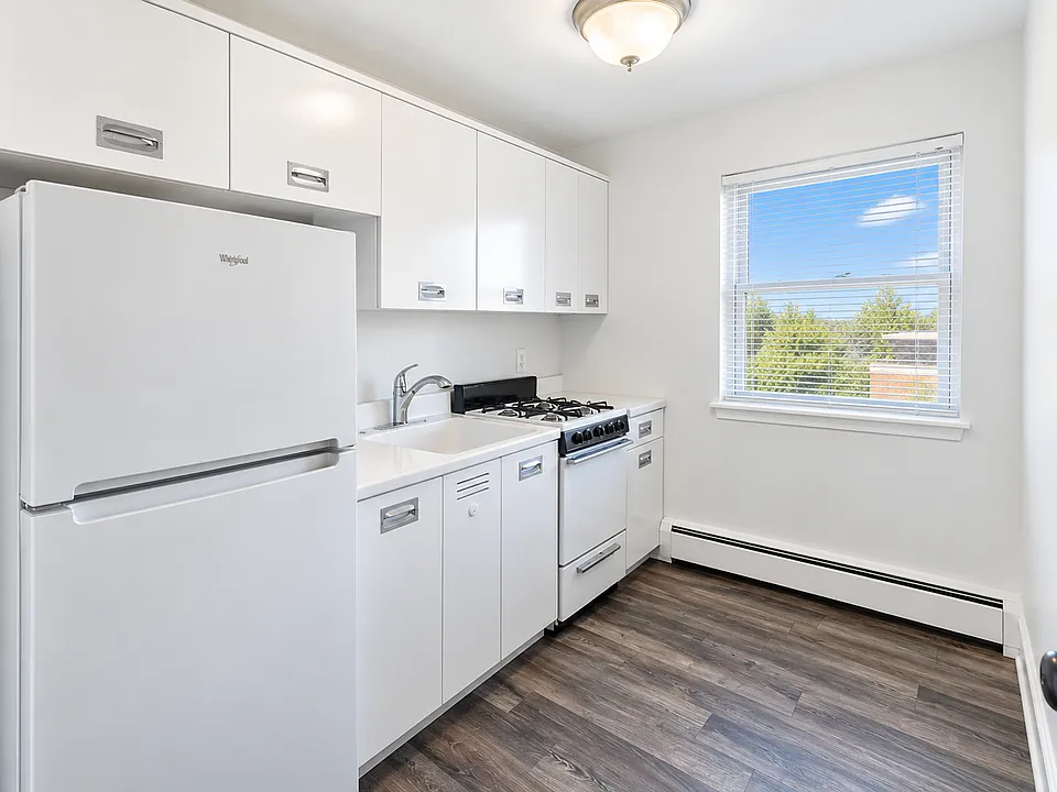 Spacious & Affordable Highland Park 1BR Near St. Kate's Only $1,049!