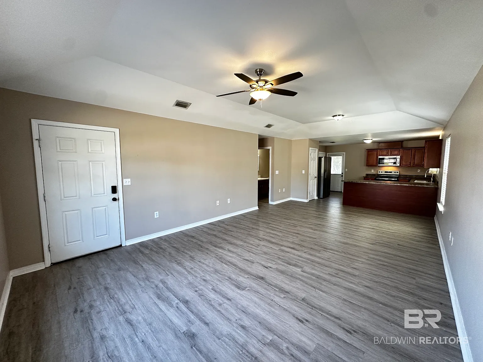 3 bed, 2.0 bath, 1370 sqft, $1,795 — Photo 3