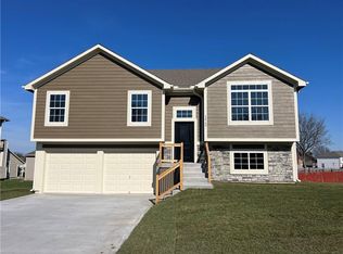 12709 Applewood Dr, Grandview, MO 64030
