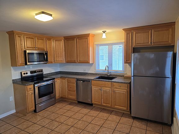 2nd image of 476 Wolcott St Floor 2