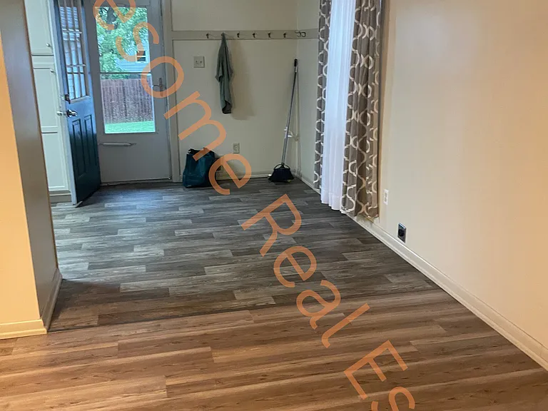 927 Lincoln Dr — Photo 4