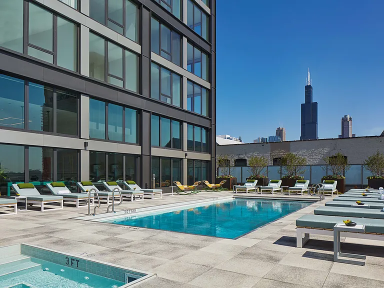 Landmark West Loop — Photo 33