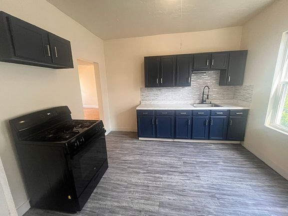 4th image of 827 Hyde Park Ave #2