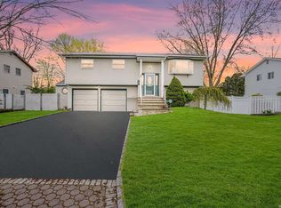 86 Les St, Bay Shore, NY 11706