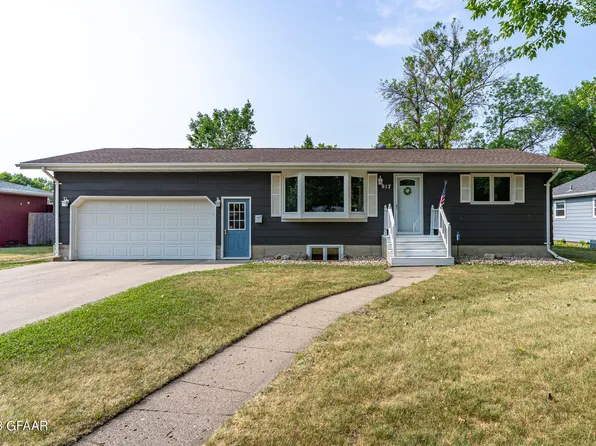 917 18th St NW, East Grand Forks, MN 56721