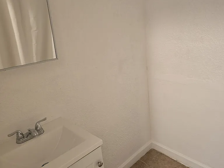 627 N Edison St #14 — Photo 8