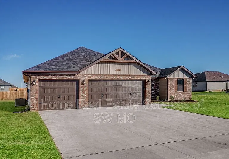 528 Evergreen Ave — Photo 1