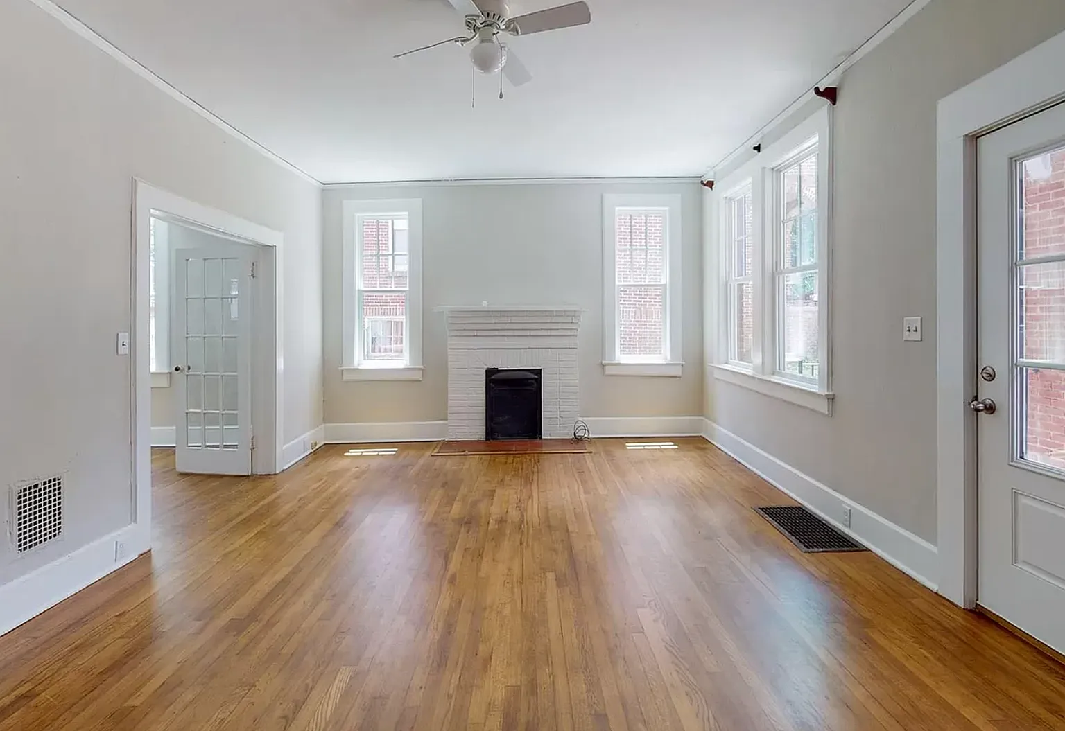 Charming 3-Bedroom, 2.5-Bath Duplex in Wales Garden — Photo 3