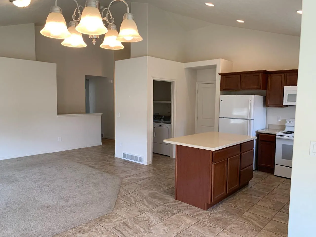 3 bed, 2799 sqft, $2,400 — Photo 4
