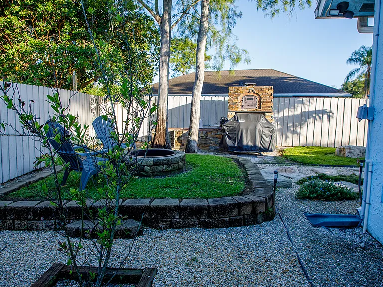 900 Cosmos Ct — Photo 32