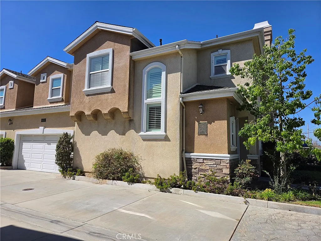 3 bed, 2.5 bath, 1587 sqft, $3,900 — Photo 4