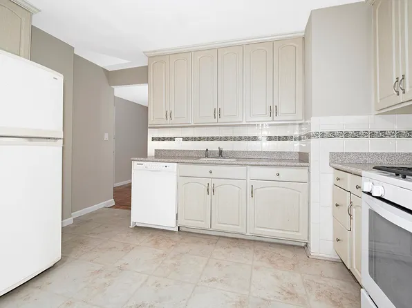 609 Kappock Street image 8 of 26