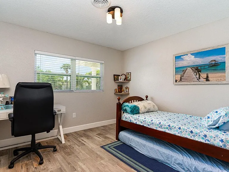 1052 Pine Tree Dr — Photo 10