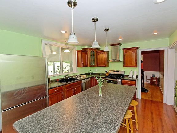 4th image of 24 Glenwood Dr