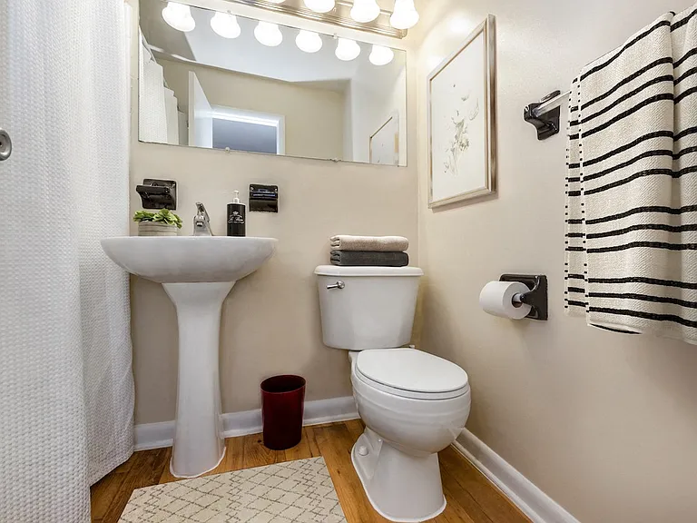 Laurel Park & Laurelton Court — Photo 15