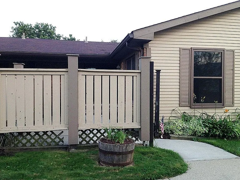 2737 Roundtree Dr — Photo 1