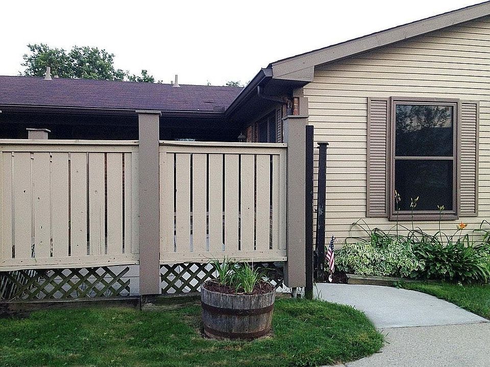 1st image of 2737 Roundtree Dr