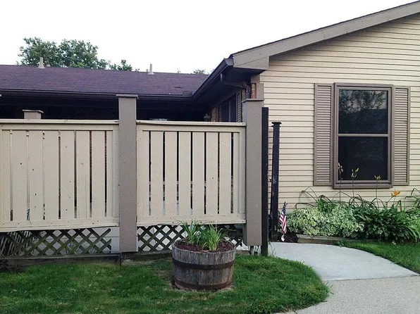 2737 Roundtree Dr, Troy, MI 48083