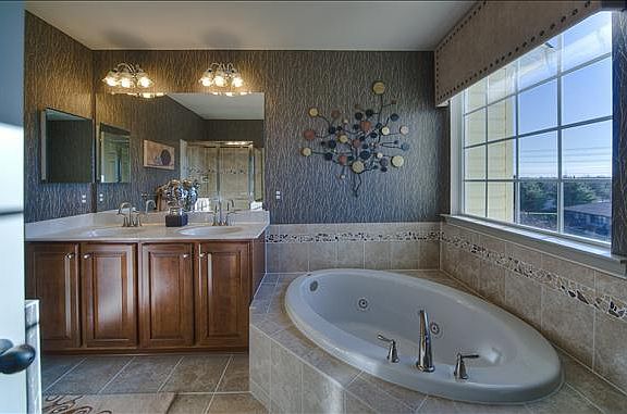 Deluxe Master Bathroom