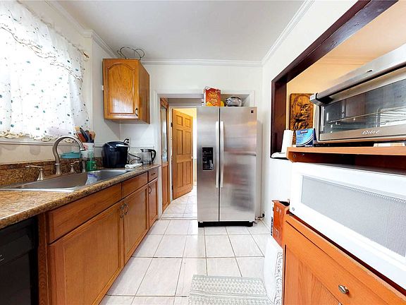 3rd image of 8833 Ashford St