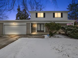 32159 Gainsborough Dr, Warren, MI